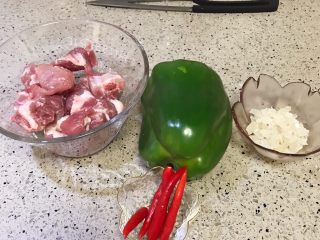 1、酸酸甜甜青椒排骨,如图所示准备新鲜的食材。洗净，待用。