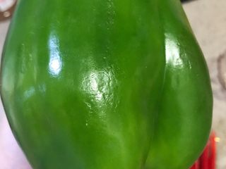 2、酸酸甜甜青椒排骨,我今天选择的是不辣的青椒，最近有点咳嗽，这种青椒最适合。