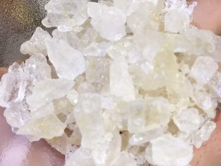 3、酸酸甜甜青椒排骨,若干冰糖，这种超市或者是菜场都可以购买的到。