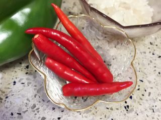 4、酸酸甜甜青椒排骨,小辣椒。有点辣。口感不错。