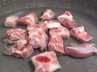 5、酸酸甜甜青椒排骨,将洗净的排骨，倒入冷水锅里，开始紧水