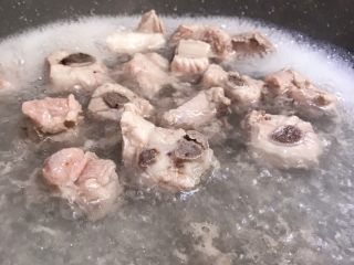 6、酸酸甜甜青椒排骨,排骨煮至表层出泡沫。即可。