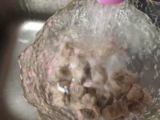 7、酸酸甜甜青椒排骨,用温水冲洗排骨。不易用冷水。冷水冲洗的排骨，肉质就会变硬。
