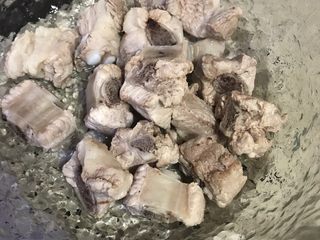 8、酸酸甜甜青椒排骨,将肉过滤水份待用。