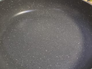 9、酸酸甜甜青椒排骨,锅，热开。