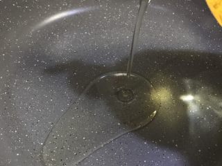 11、酸酸甜甜青椒排骨,油量不易多，多的油量品尝时候有点油腻。