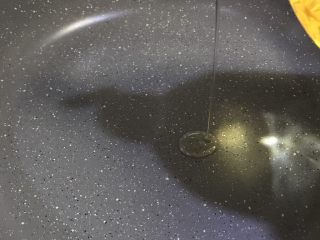 10、酸酸甜甜青椒排骨,锅热开七层，倒入适量食用油。