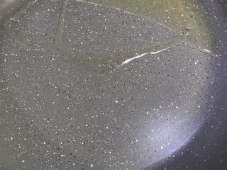 12、酸酸甜甜青椒排骨,油热开，提锅，转圈。使锅内食用油散布均匀，