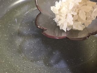 13、酸酸甜甜青椒排骨,倒入事先准备好的冰糖。