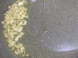 14、酸酸甜甜青椒排骨,待冰糖融化。