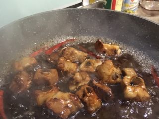 16、酸酸甜甜青椒排骨,翻炒排骨至上色均匀