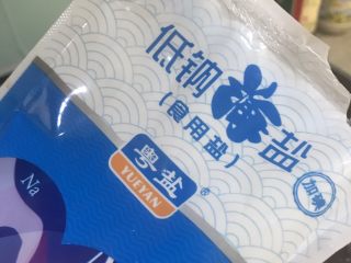 17、酸酸甜甜青椒排骨,倒入适量食用盐。
