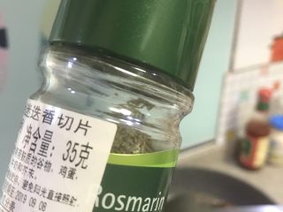 19、酸酸甜甜青椒排骨,在这里我特别添加了迷迭香增加肉类清香口感。