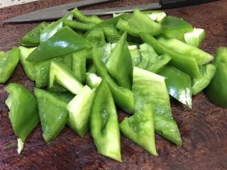 22、酸酸甜甜青椒排骨,趁煮排骨时间，将青椒切好