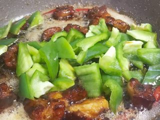 23、酸酸甜甜青椒排骨,倒入排骨里一起翻炒。