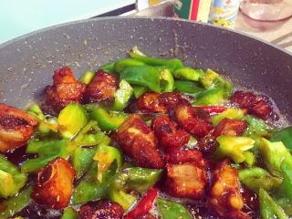 24、酸酸甜甜青椒排骨,炒至整个上色。加点点味精。就可以了。