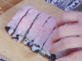 19、樱花寿司-踏青赏春最佳美食伴侣,取下保鲜膜，均匀切成6—7段