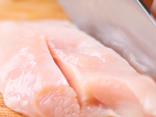 2、炸鸡披萨,鸡胸肉划刀。