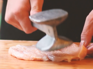 3、炸鸡披萨,捶平。