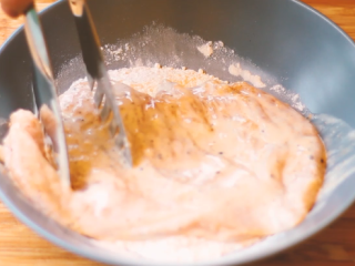 7、炸鸡披萨,裹上面粉糊。