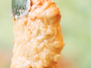 8、炸鸡披萨,下油锅炸，捞出，油温升高后，再炸一次。