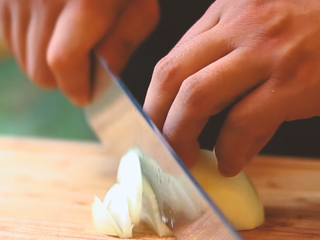 9、炸鸡披萨,洋葱切丝，蘑菇切片。