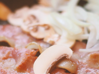 10、炸鸡披萨,煎培根，将洋葱丝和蘑菇片翻炒。