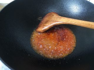 2、韩式年糕,热油小火下辣酱爆香。