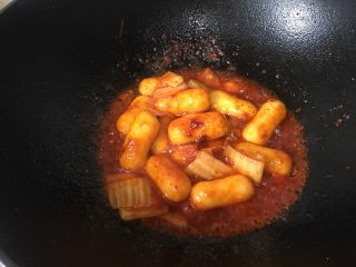 7、韩式年糕,最后收汁盛盘即可食用。