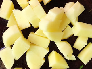 2、鹌鹑蛋焖土豆,切成小块