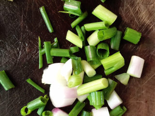 3、鹌鹑蛋焖土豆,小葱切碎