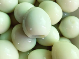 4、鹌鹑蛋焖土豆,鹌鹑蛋煮熟后剥壳备用