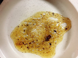 5、鹌鹑蛋焖土豆,锅中放油