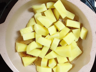 6、鹌鹑蛋焖土豆,放入土豆