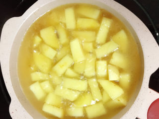 8、鹌鹑蛋焖土豆,加少许清水