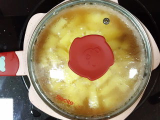 9、鹌鹑蛋焖土豆,盖上锅盖焖