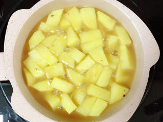 10、鹌鹑蛋焖土豆,焖至9成熟