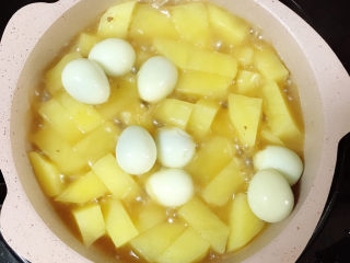 11、鹌鹑蛋焖土豆,放入鹌鹑蛋