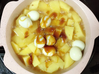 12、鹌鹑蛋焖土豆,放入蚝油