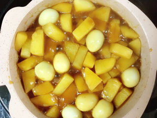 13、鹌鹑蛋焖土豆,放入酱油煮入味