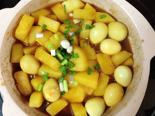 14、鹌鹑蛋焖土豆,撒上葱花