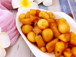 15、鹌鹑蛋焖土豆,装盘出锅