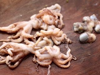 4、香辣八爪鱼,八爪鱼先去除内脏后，再清洗干净。