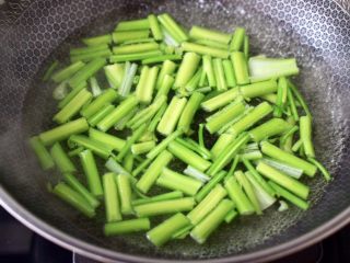 5、香辣八爪鱼,锅中倒入适量的清水烧开，加入少许盐和几滴食用油，把芹菜进行焯水，变色即可捞出。