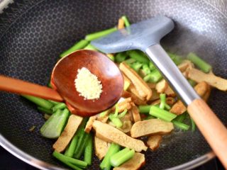 13、香辣八爪鱼,大火继续翻炒片刻，加入鸡精增加口感。