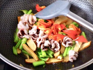 14、香辣八爪鱼,加入焯过水的八爪鱼和红辣椒。