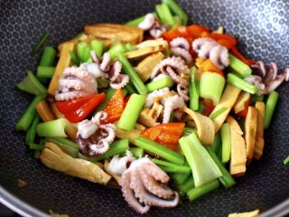 15、香辣八爪鱼,大火继续翻炒至红辣椒断生变色即可。