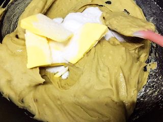 2、木糖醇栗子蓉月饼,中小火，放不粘锅里，放入黄油和木糖醇，开始炒栗子糊