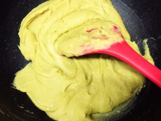 3、木糖醇栗子蓉月饼,一开始用中小火，5分钟后转小火，慢慢炒，要不停翻炒，不然会糊了。