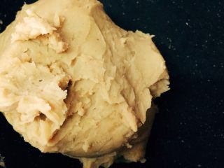 5、木糖醇栗子蓉月饼,栗子糊不要炒得太干，太干的话做出月饼口感很干，不好吃，上图样子就好了，成型，扒开不会有裂痕，也不会很湿，不会黏着锅铲。手抹不粘就好。放凉备用